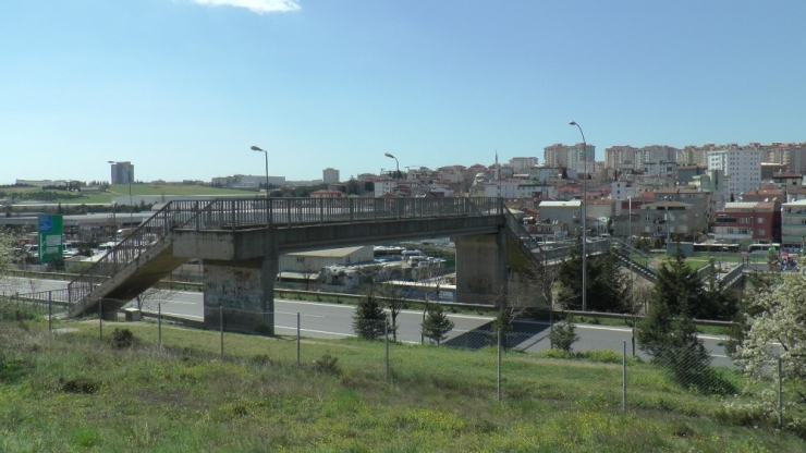 Kocaeli İle İstanbul’u Birbirine Bağlayan Üst Geçit Tel Örgü İle Kapatıldı