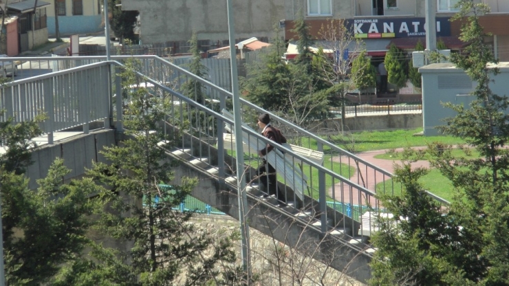 Kocaeli İle İstanbul’u Birbirine Bağlayan Üst Geçit Tel Örgü İle Kapatıldı