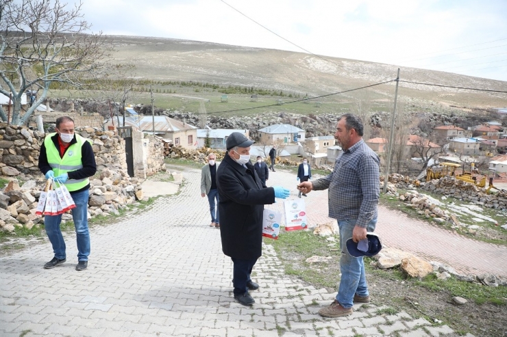 Başkan Yalçın Kırsalda Hijyen Çantası Dağıttı