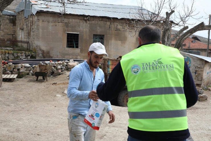 Başkan Yalçın Kırsalda Hijyen Çantası Dağıttı
