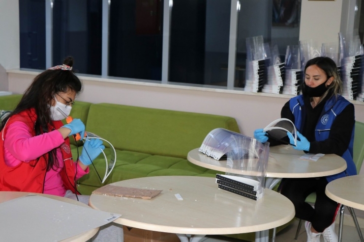 Gençlik Merkezinde Siperli Maske Üretimi Devam Ediyor