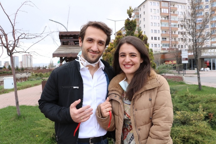 Korona Mesaisi Yapan Doktor Çift, Acil Serviste Nişanlandı