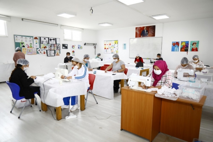 Manavgat Belediyesi Maskeleri Evlere Ulaştırıyor