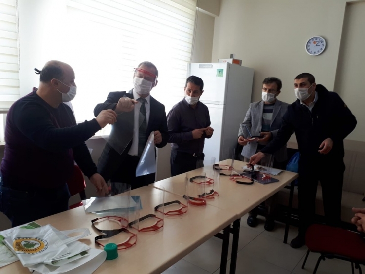 Bu Okulda Öğretmenler Koruyucu Siperlik Üretiyor