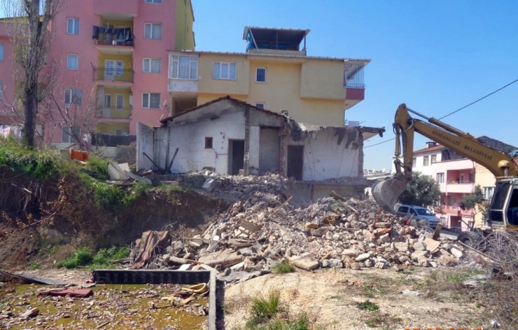 Osmangazi Metruk Binalardan Temizleniyor