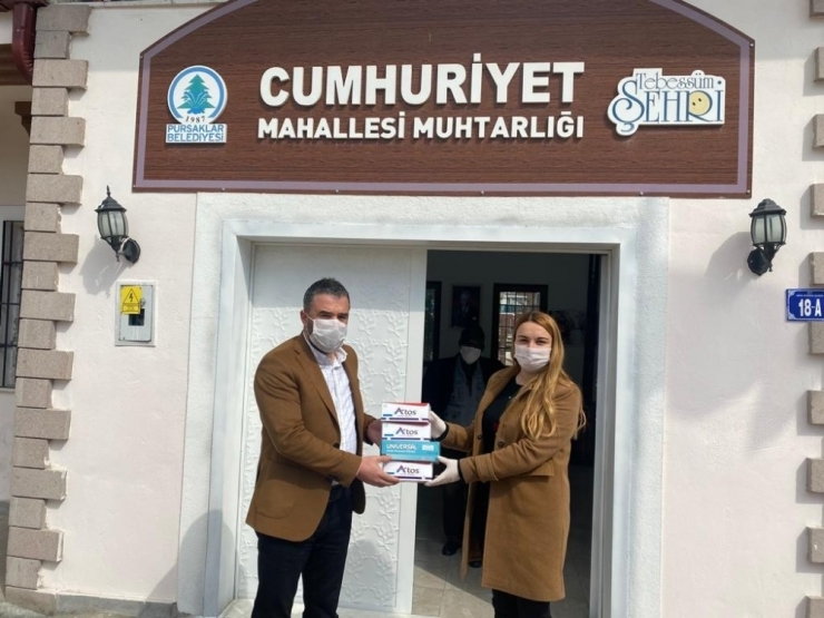 Pursaklar Belediye Başkanı Sokak Sokak Maske Dağıttı