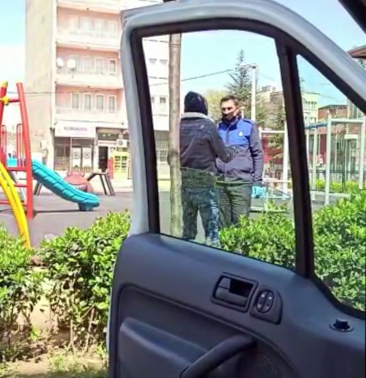 Bursa’da 20 Yaş Altı Gençlerin Zabıtadan Kaçış Anı Kameraya Böyle Yansıdı