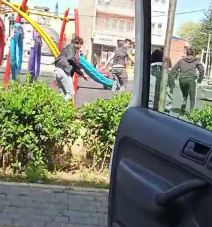 Bursa’da 20 Yaş Altı Gençlerin Zabıtadan Kaçış Anı Kameraya Böyle Yansıdı