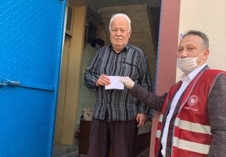 Ak Parti Teşkilatı 300 Adet Gıda Kolisi Bağışında Bulundu