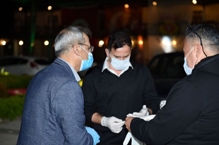 Galatasaray’ın Efsanesi Ergün Penbe, Tarsus’ta Gıda Paketi Dağıttı