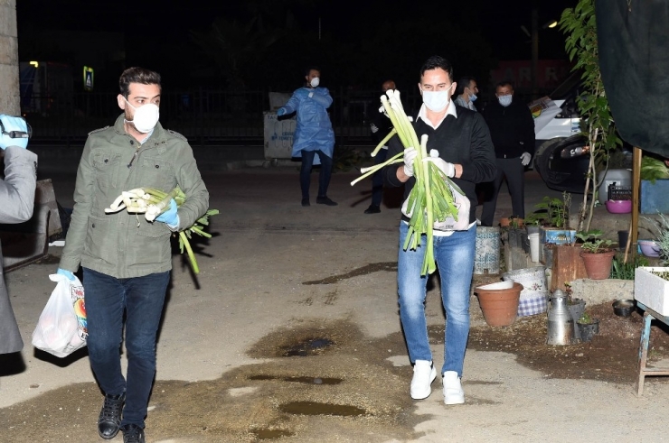 Galatasaray’ın Efsanesi Ergün Penbe, Tarsus’ta Gıda Paketi Dağıttı