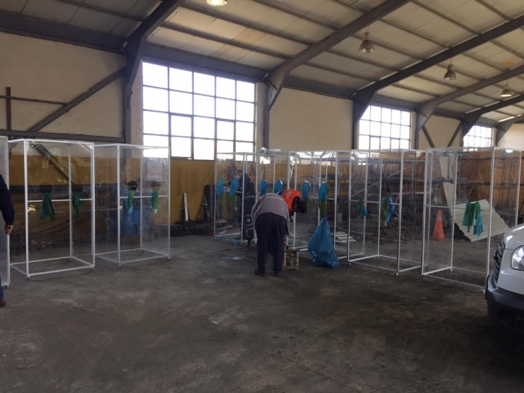 Yerli İmkanlarla Üretilen İzole Kabin Ve Sedyeler 10 İlçeye Dağıtıldı