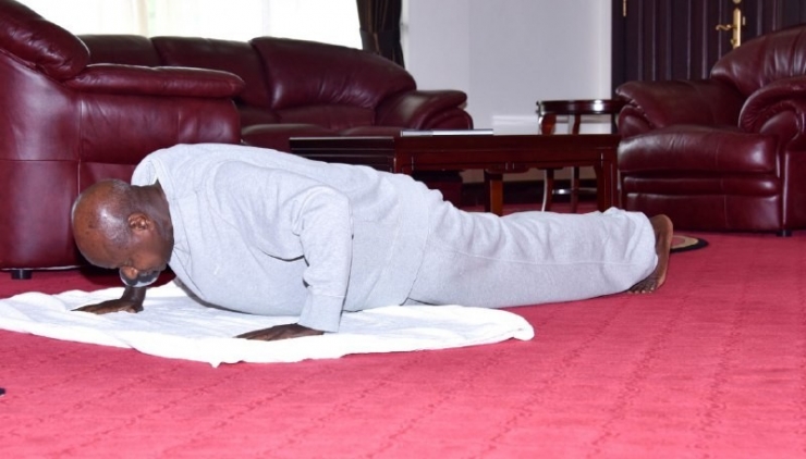 Uganda Cumhurbaşkanı Vatandaşlarını Uyarmak İçin Evinde Spor Yaptı