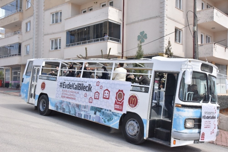 Üstü Açık Otobüsle Sokak Sokak Gezerek, Konser Veriyorlar