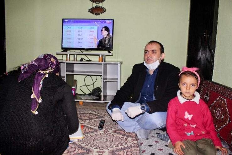 Kaymakam Can’dan Derslerini Takip Edemeyen Öğrencilere Televizyon