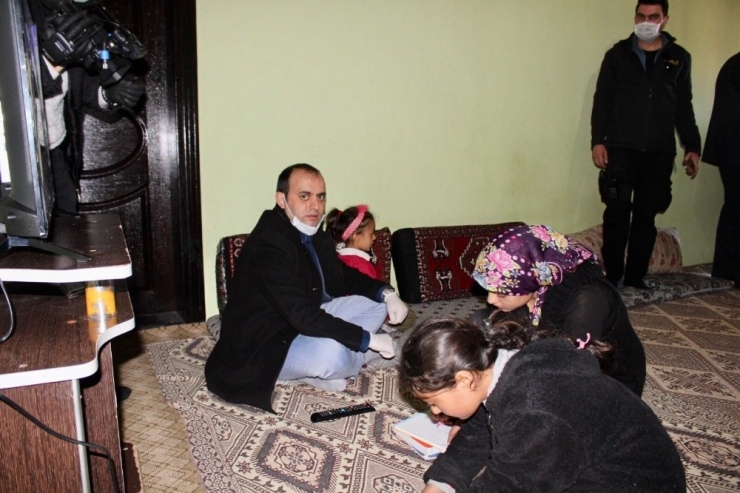 Kaymakam Can’dan Derslerini Takip Edemeyen Öğrencilere Televizyon