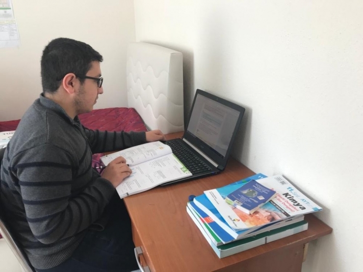 Kaymakamdan Lise Öğrencisine Bilgisayar Ve İnternet