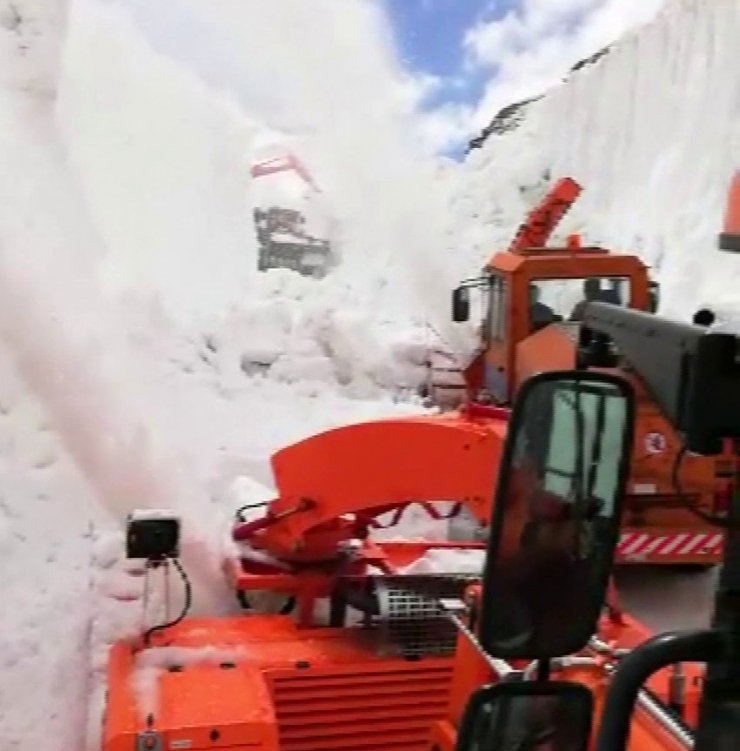 Facianın Yaşandığı Bölgede Yol Açma Çalışmaları Devam Ediyor
