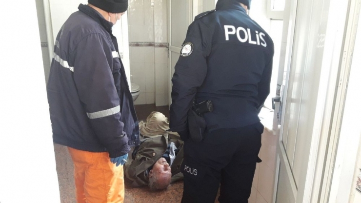 76 Yaşındaki Adam Halk Tuvaletinde Ölü Bulundu