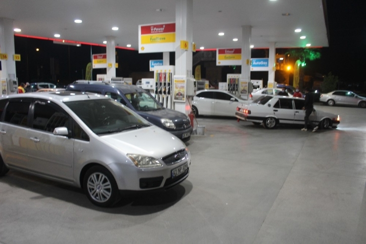 Sokağa Çıkma Yasağının Açıklanmasının Ardından Akaryakıt İstasyonlarında Araç Kuyrukları Oluştu