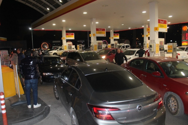 Sokağa Çıkma Yasağının Açıklanmasının Ardından Akaryakıt İstasyonlarında Araç Kuyrukları Oluştu