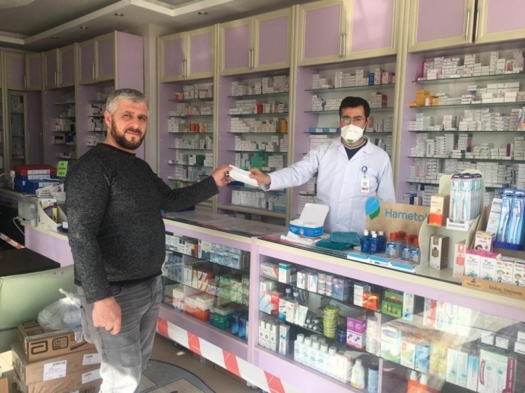 Besni’de Eczaneler Ücretsiz Maske Dağıtımı Yapacak
