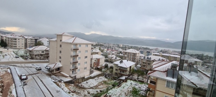 Dolu Yağışı Gölbaşı’nı Beyaza Bürüdü
