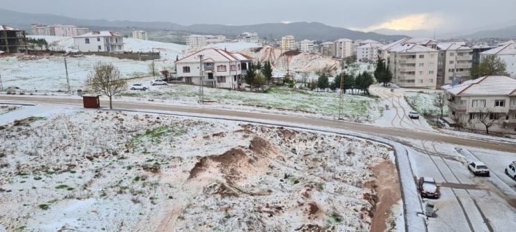 Dolu Yağışı Gölbaşı’nı Beyaza Bürüdü
