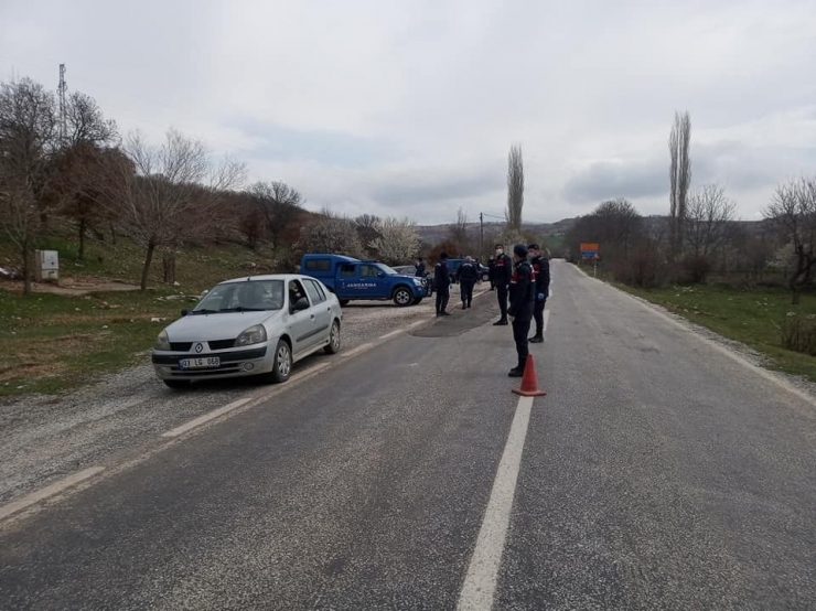 Hocalar’a Komşu İlçe Banaz’dan Kaçak Geçişleri Önlemek İçin Köy Yollarını Toprakla Kapatıldı