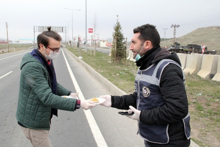 Ağrı’da Öğretmenler, Görev Başındaki Polislere Karanfil Verip Baklava İkram Etti