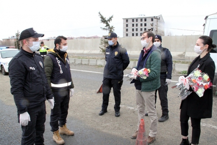 Ağrı’da Öğretmenler, Görev Başındaki Polislere Karanfil Verip Baklava İkram Etti