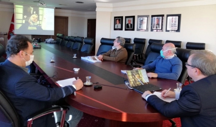 Bakan Zehra Zümrüt Selçuk, Hastanesi Olan Üniversitelerin Rektörleriyle Dijital Ortamda Toplantı Gerçekleştirdi