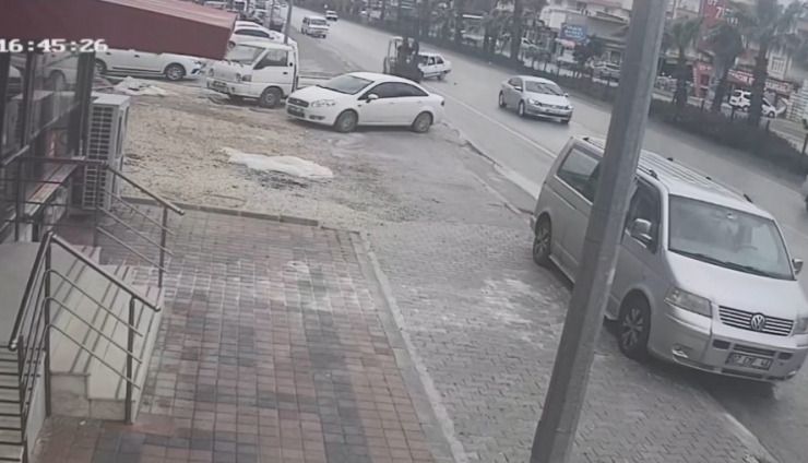 Forkliftin Kendisine Çarpan Yerli Aracı Hurdaya Çevrilip" Bana Mısın" Demediği Anlar