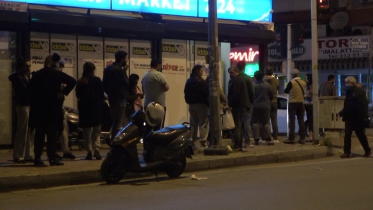 Antalya’da Fırın Ve Marketlerin Önünde Kuyruk Oluştu, Trafikte Yığılma Yaşandı
