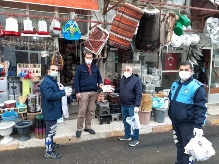 Arapgir’de Esnafa Maske Dağıtımı Yapıldı