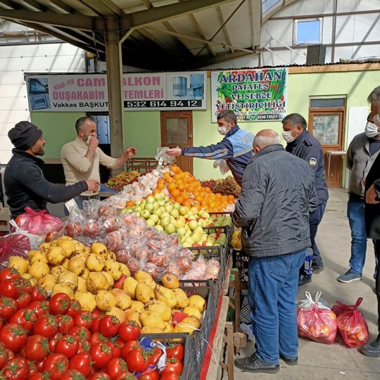 Ardahan Belediyesi Pazarda Maske Dağıttı