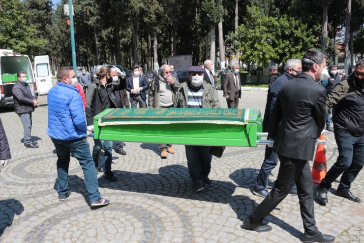İmamdan Cenaze Namazında Sosyal Mesafe Uyarısı