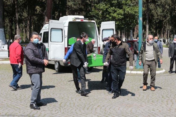 İmamdan Cenaze Namazında Sosyal Mesafe Uyarısı