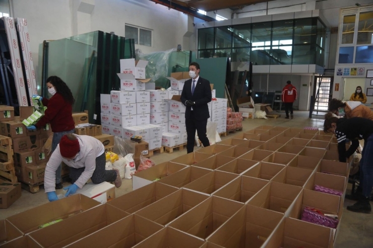 Bandırma’da İhtiyaç Sahiplerine Yardım Dağıtılıyor