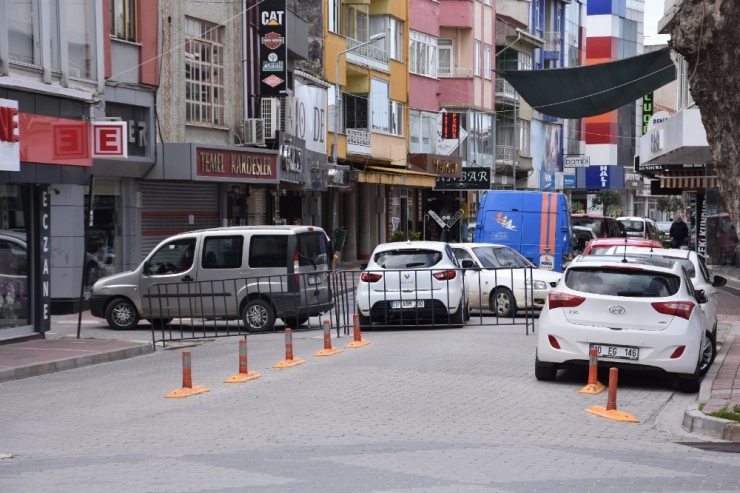 Bu İlçede İki Kişinin İşyeri Önünde Sohbet Etmesi Yasaklandı