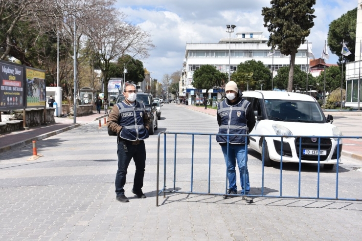 Bu İlçede İki Kişinin İşyeri Önünde Sohbet Etmesi Yasaklandı