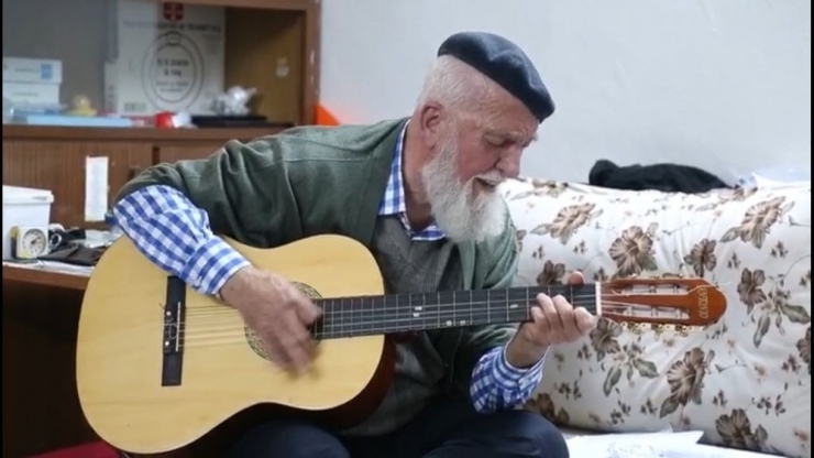 73 Yaşındaki Gitaristten "Evde Kal Türkiye" Şarkısı