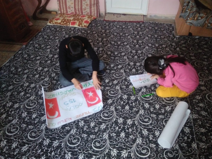 Evden Çıkamayan Çocuklar Polis Haftasını Balkondan Kutladı