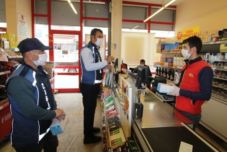 Bayburt’ta Marketlere Maske Dağıtıldı