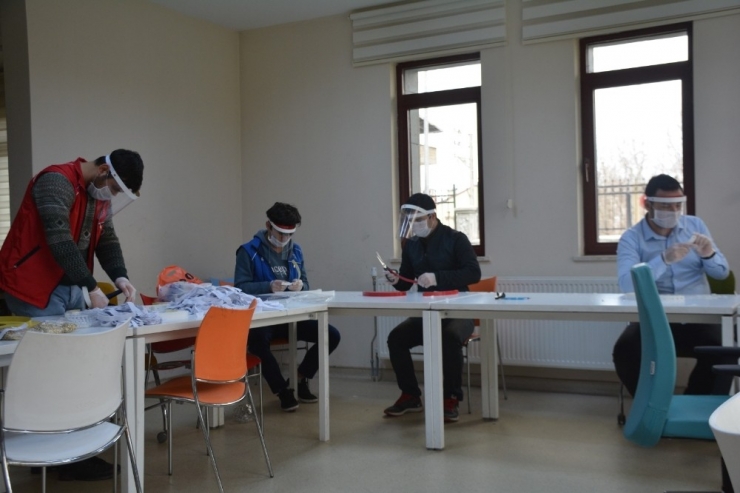 Gönüllü Gençler Günde 200 Adet Siperlik Maske Üretiyor