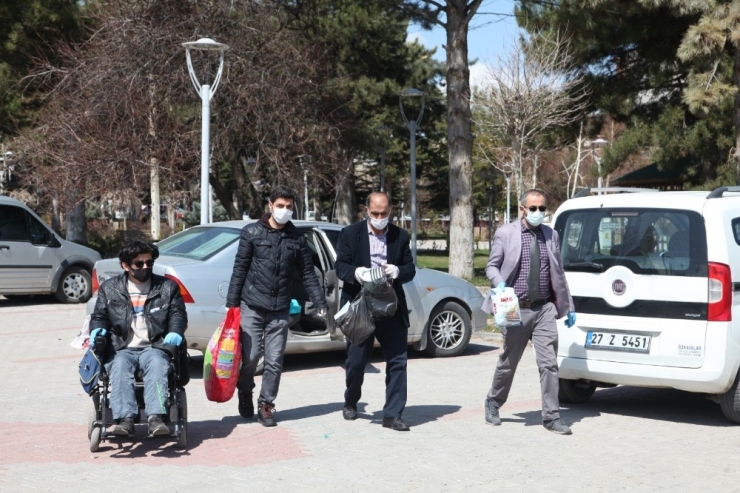 Ahlat’ta Sokak Hayvanları Unutulmadı