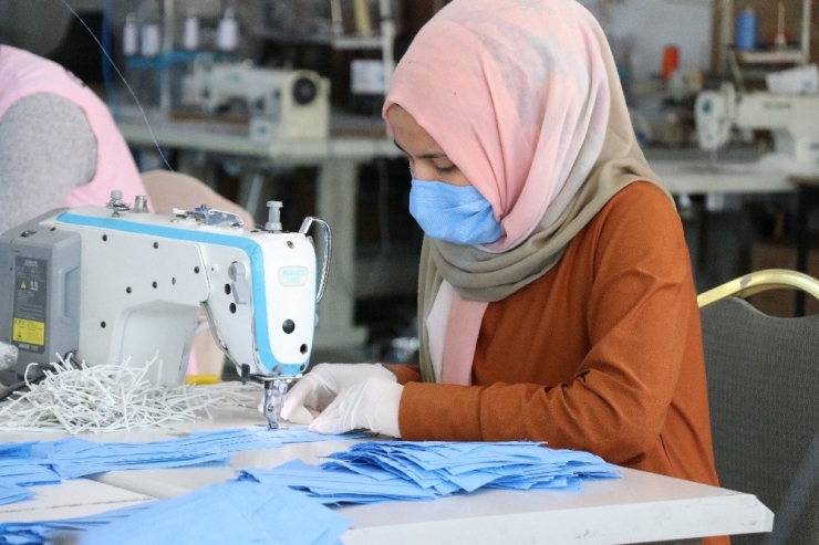 Bolu’da, Giyim İşi Yapan Fabrika Günlük 15 Bin Maske Dikiyor