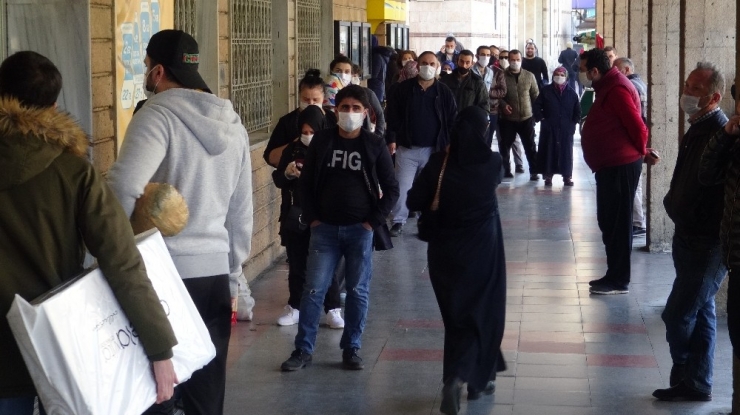 Ptt Önünde Uzun Kuyruklar Oluştu