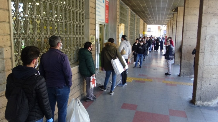 Ptt Önünde Uzun Kuyruklar Oluştu