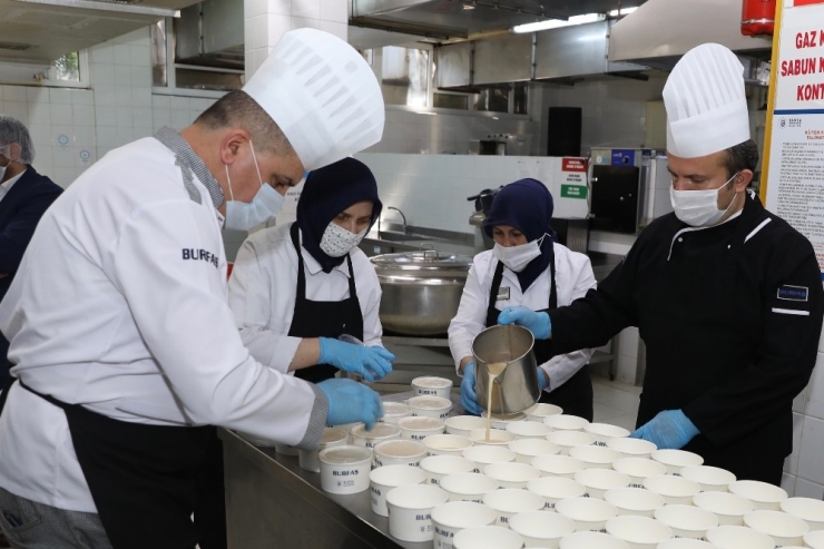 Büyükşehir’den Sokağa Çıkamayan 2 Bin 500 Kişiye Her Gün İki Öğün Sıcak Yemek